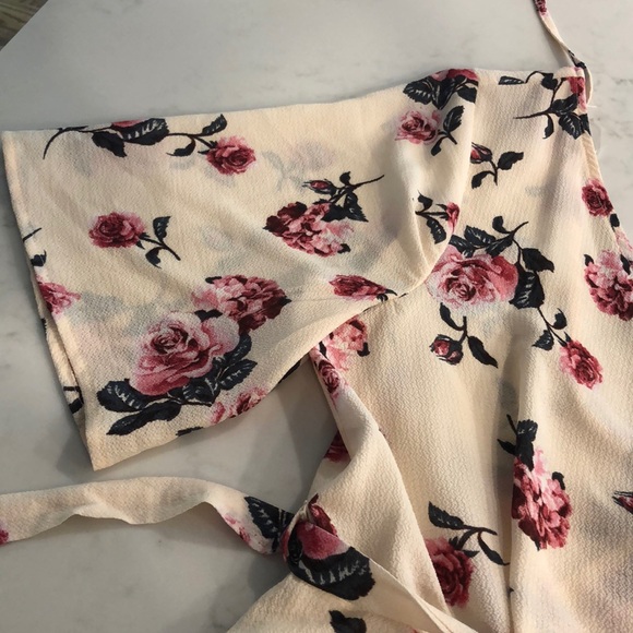 New without tags Francesca’s floral romper - large - Picture 4 of 10